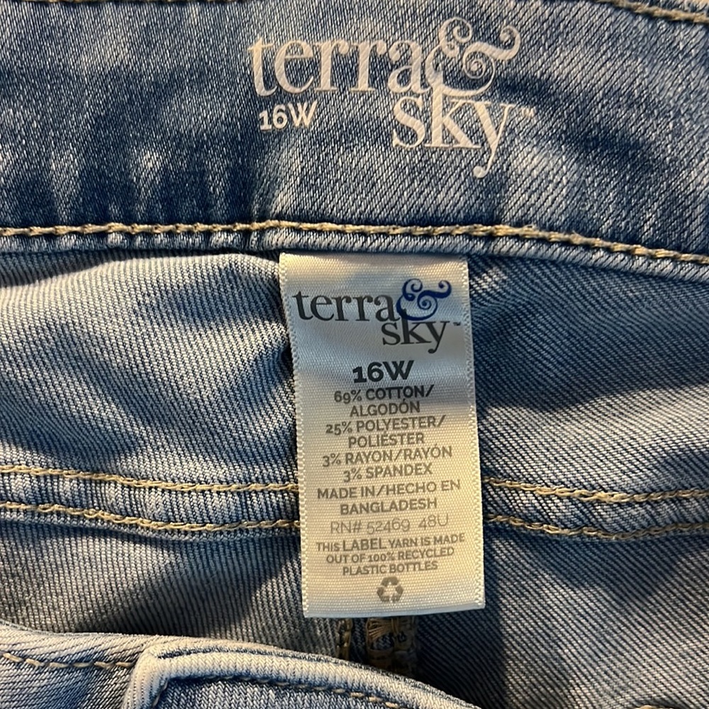 Terra & Sky Denim Stretch Shorts (3 pairs light wash colors available) - Picture 2 of 8